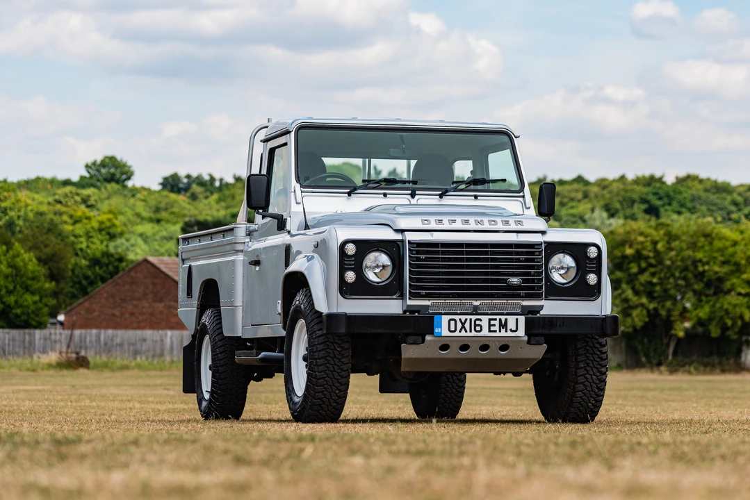 2016 Land Rover Defender 110 - Image 15 of 31