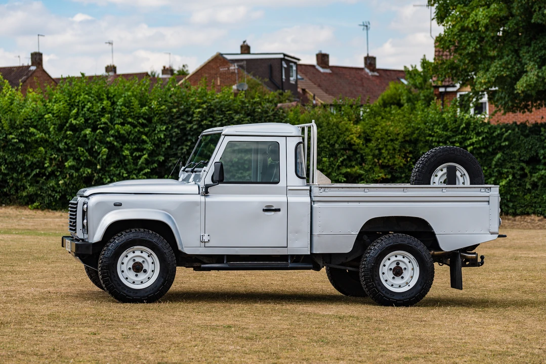 2016 Land Rover Defender 110 - Image 9 of 31