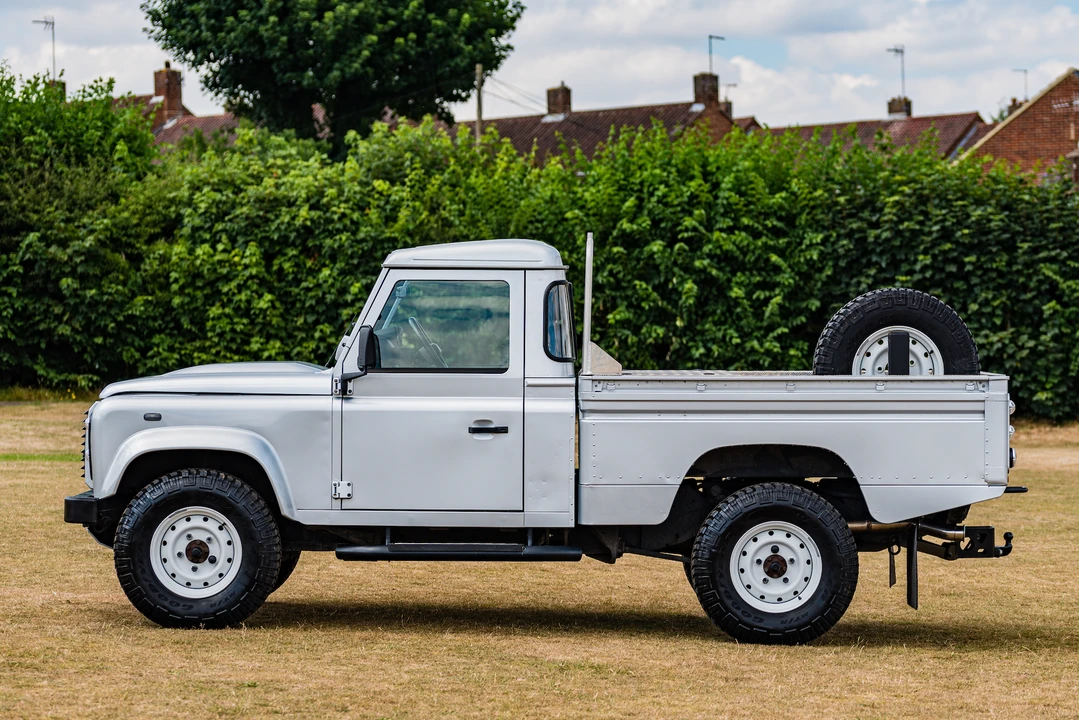 2016 Land Rover Defender 110 - Image 27 of 31