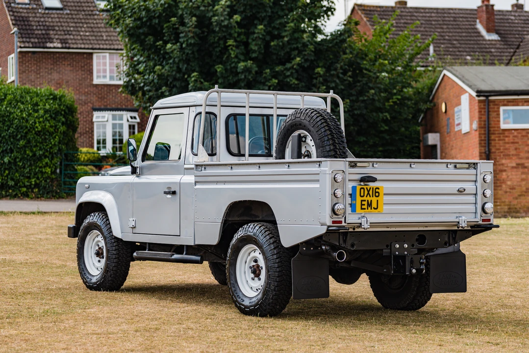 2016 Land Rover Defender 110 - Image 8 of 31