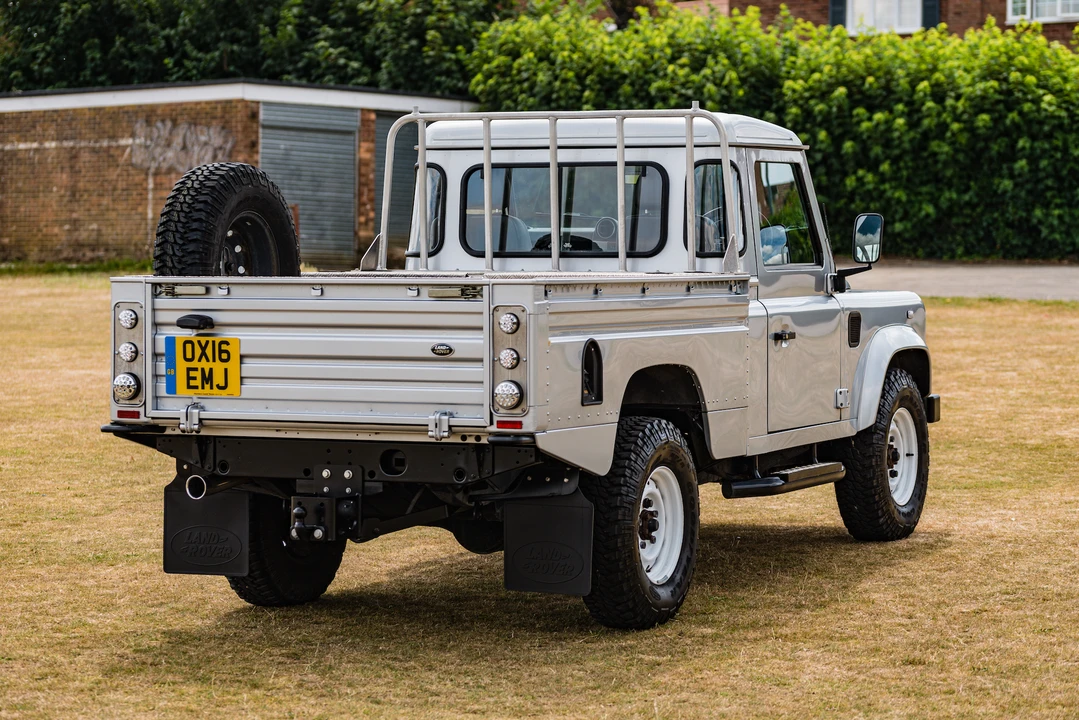 2016 Land Rover Defender 110 - Image 6 of 31