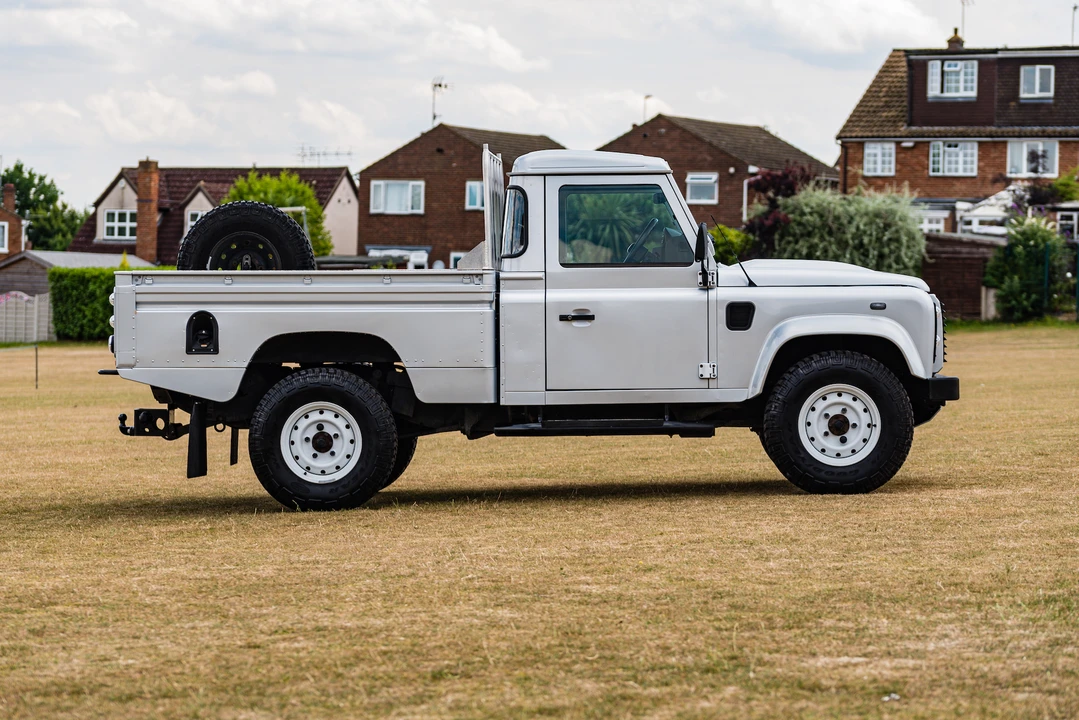 2016 Land Rover Defender 110 - Image 5 of 31
