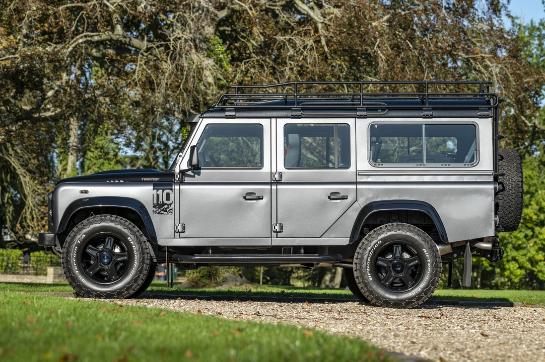 2016 Land Rover Defender 110 - Image 5 of 31