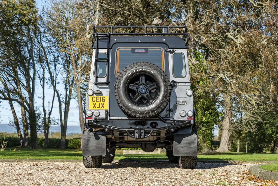 2016 Land Rover Defender 110 - Image 15 of 31
