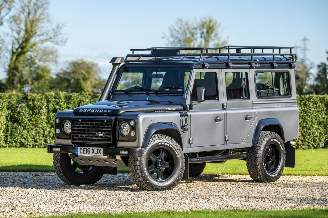 2016 Land Rover Defender 110 - Image 13 of 31
