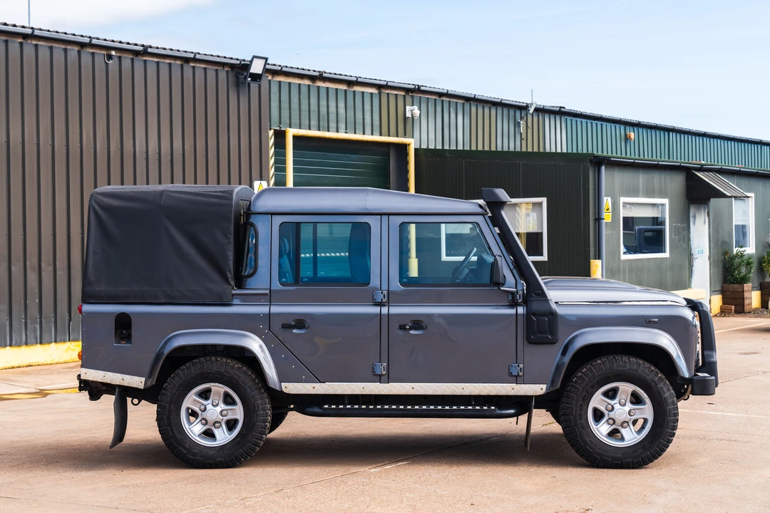 2016 Land Rover Defender 110 - Image 5 of 31