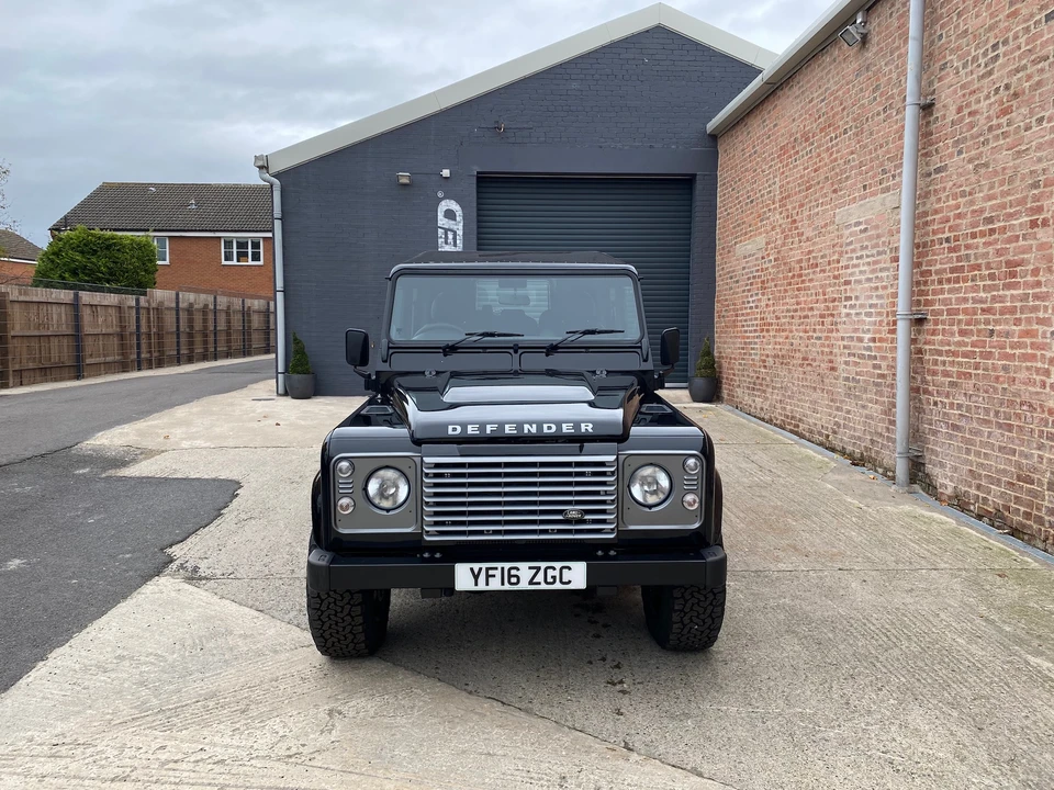 2016 Land Rover Defender 110 - Image 15 of 31