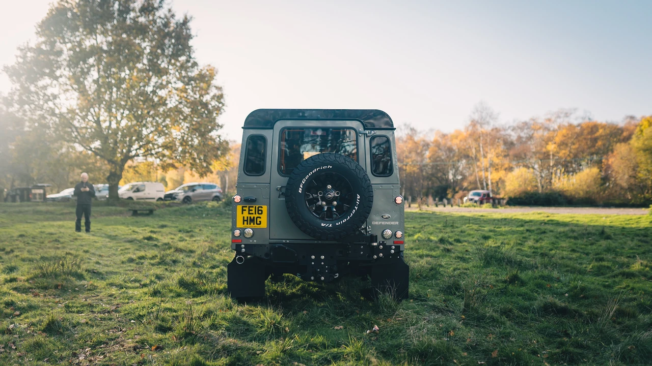 2016 Land Rover Defender 110 - Image 7 of 31