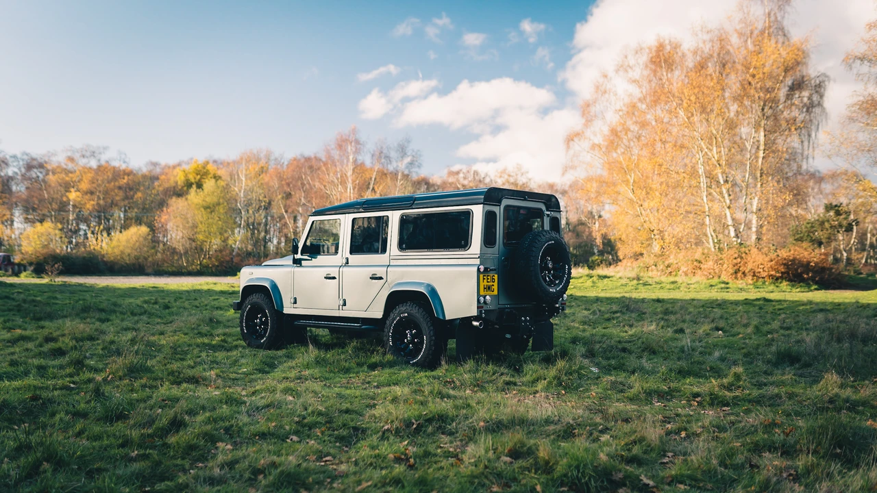 2016 Land Rover Defender 110 - Image 13 of 31