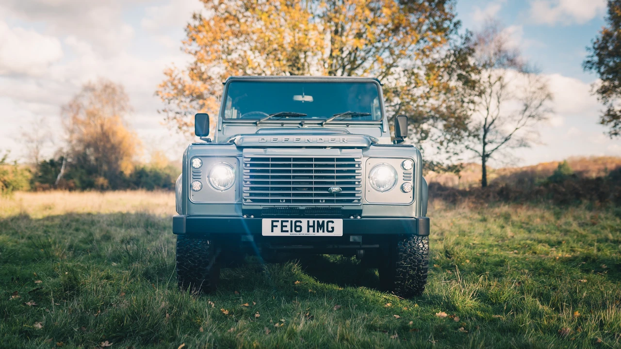2016 Land Rover Defender 110 - Image 11 of 31