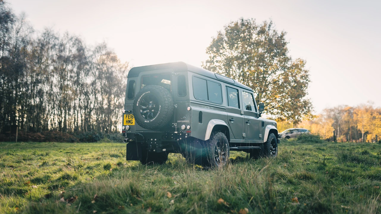 2016 Land Rover Defender 110 - Image 6 of 31