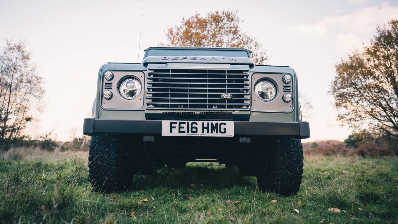 2016 Land Rover Defender 110 - Image 15 of 31