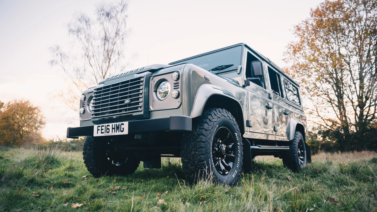 2016 Land Rover Defender 110 - Image 16 of 31