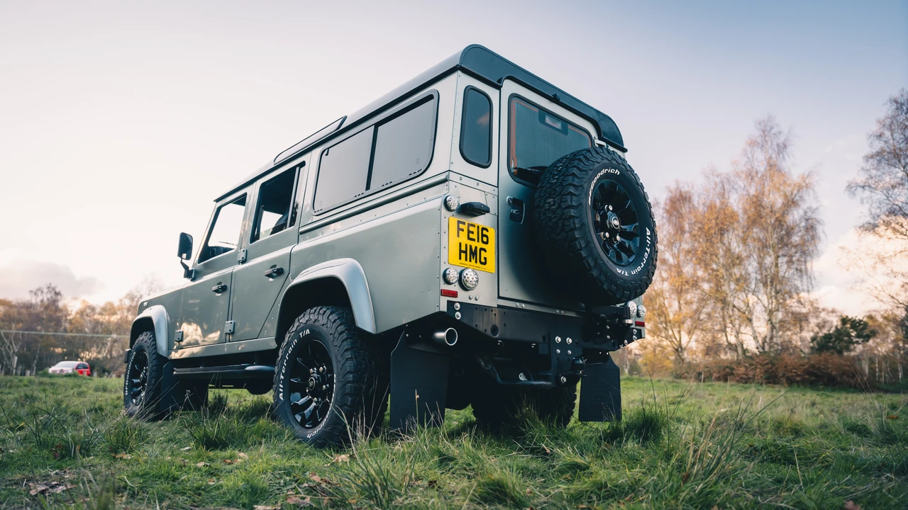 2016 Land Rover Defender 110 - Image 17 of 31