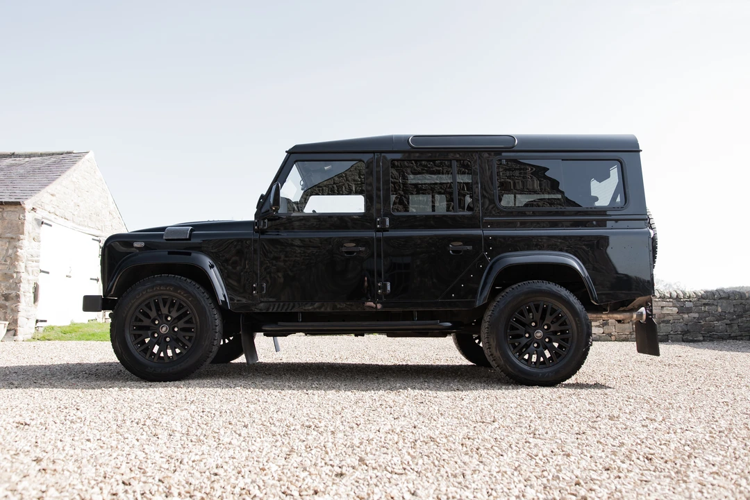 2016 Land Rover Defender 110 - Image 5 of 31
