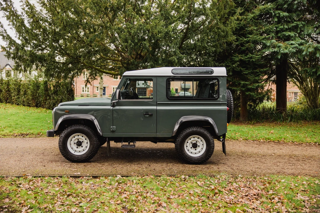 2016 Land Rover Defender 90 - Image 14 of 31
