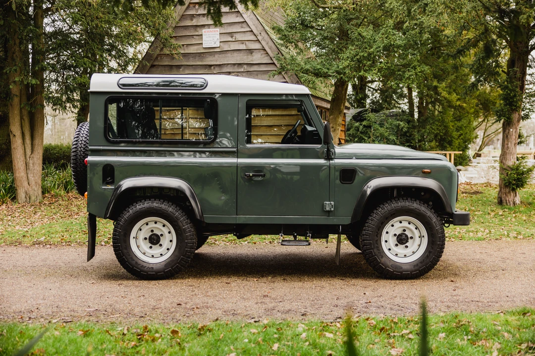 2016 Land Rover Defender 90 - Image 5 of 31