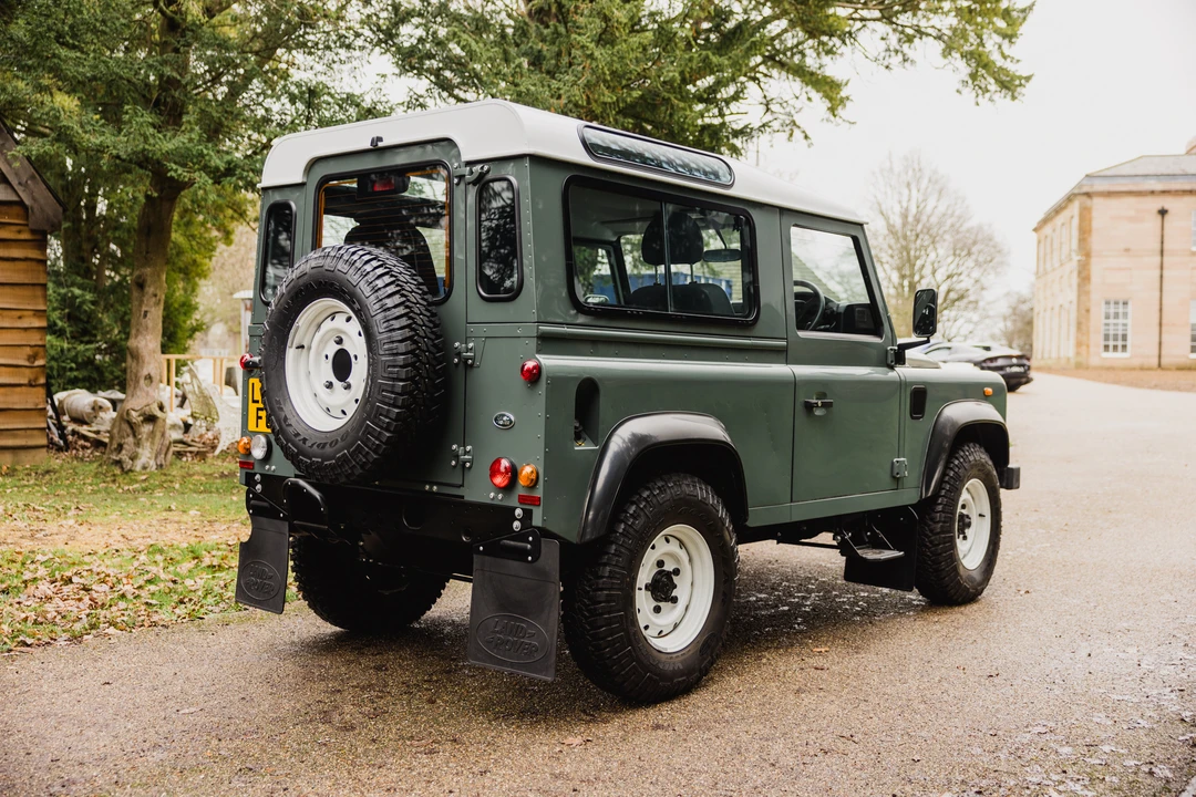2016 Land Rover Defender 90 - Image 6 of 31