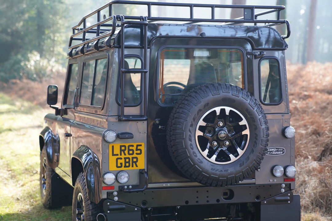 2016 Land Rover Defender 110 - Image 21 of 31