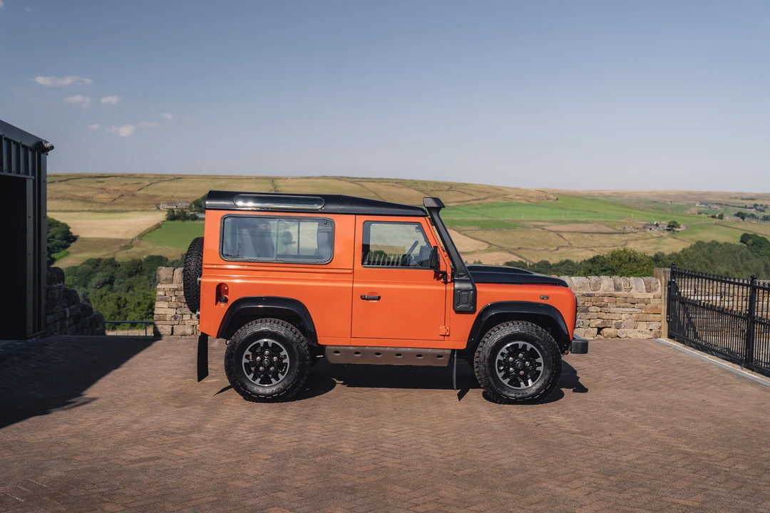 2016 Land Rover Defender 90 - Image 9 of 31