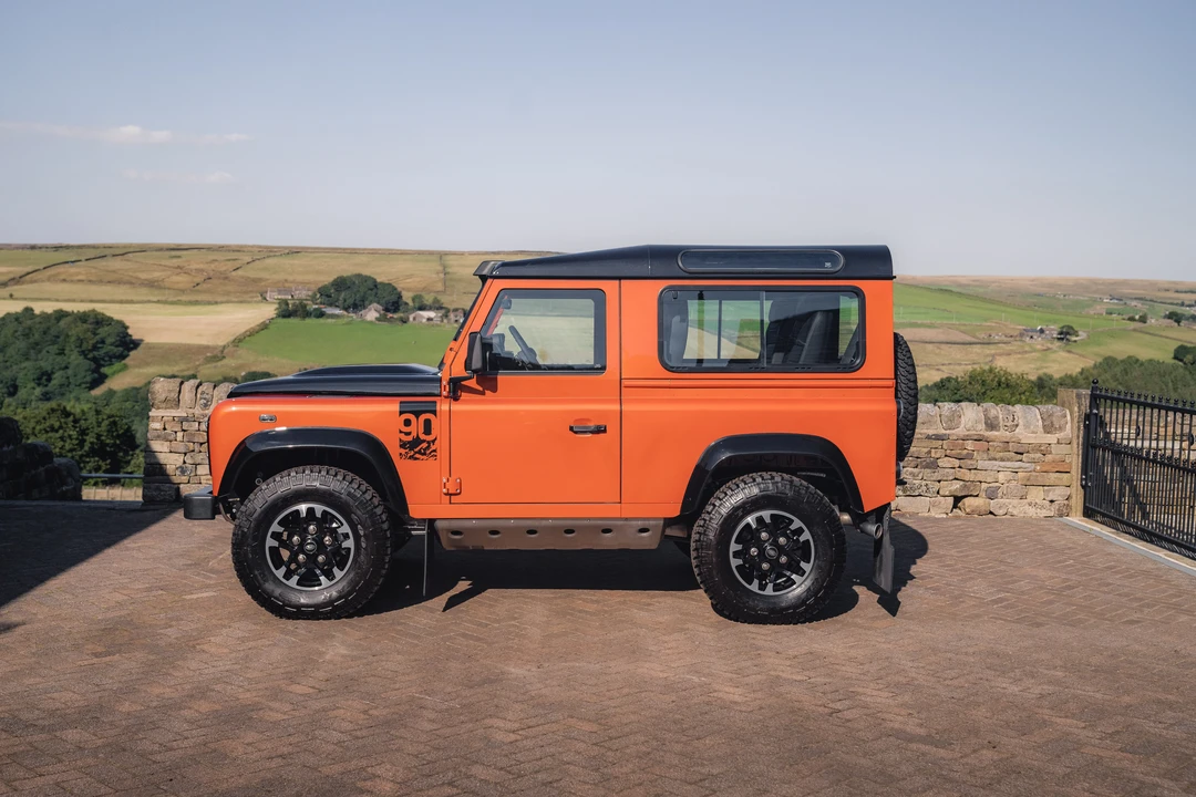 2016 Land Rover Defender 90 - Image 5 of 31