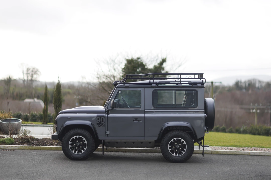 2016 Land Rover Defender 90 - Image 5 of 31