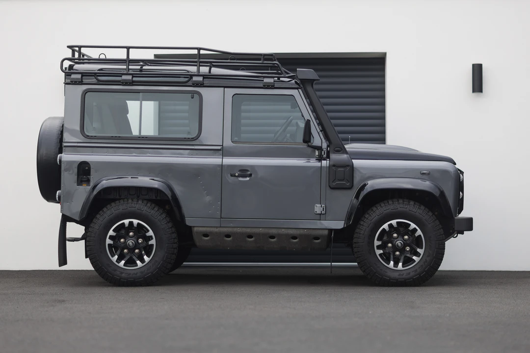 2016 Land Rover Defender 90 - Image 17 of 31