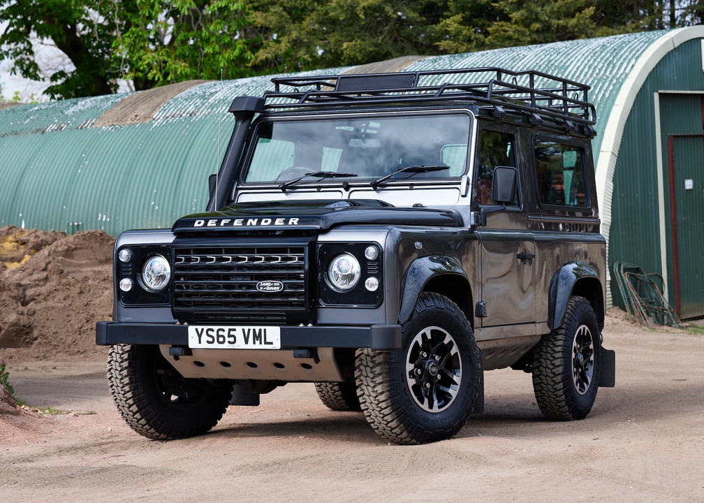 2016 Land Rover Defender 90 - Image 5 of 31