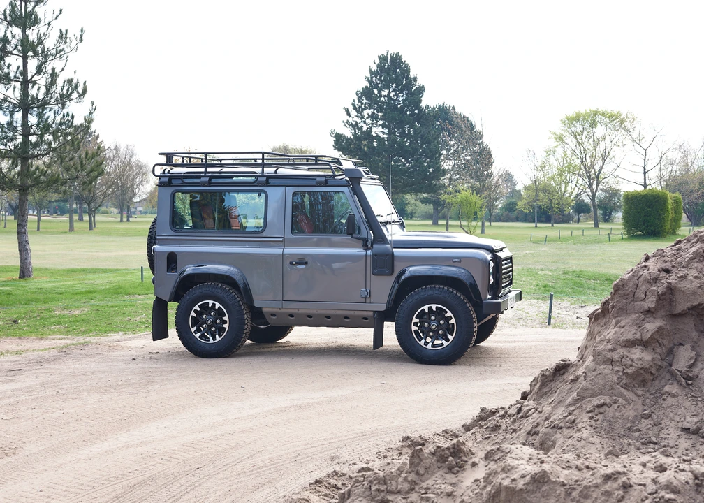2016 Land Rover Defender 90 - Image 24 of 31