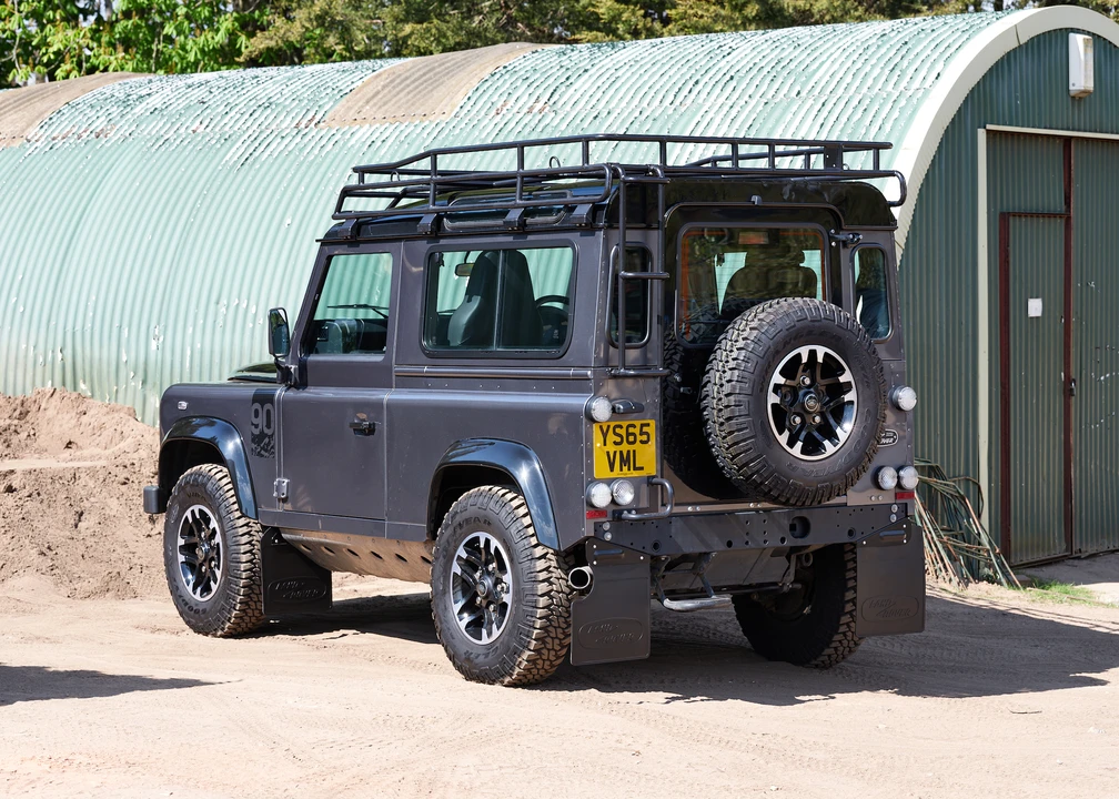 2016 Land Rover Defender 90 - Image 14 of 31