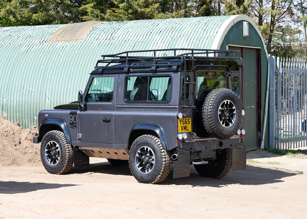 2016 Land Rover Defender 90 - Image 15 of 31