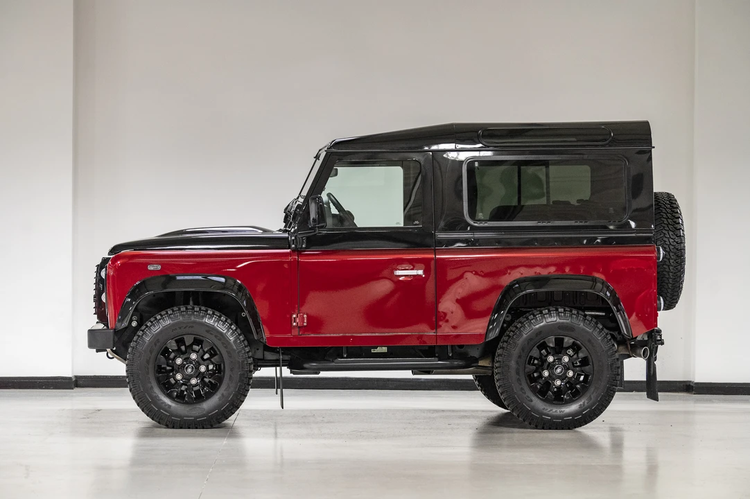 2016 Land Rover Defender 90 - Image 5 of 31