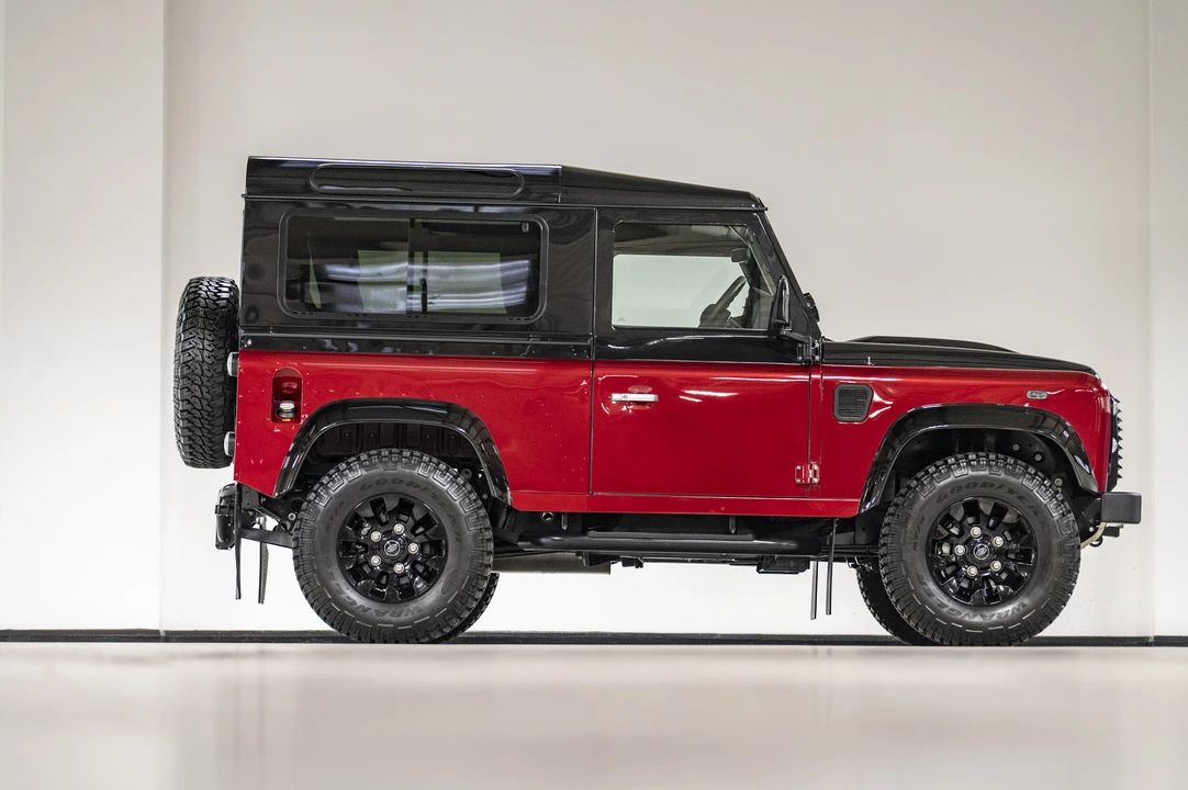 2016 Land Rover Defender 90 - Image 17 of 31
