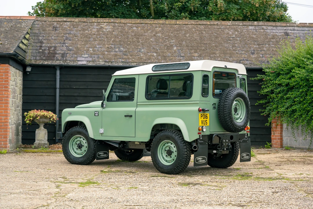 2016 Land Rover Defender 90 - Image 6 of 31