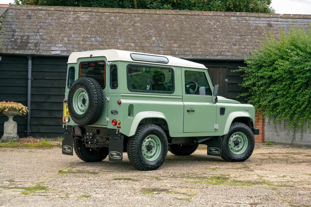 2016 Land Rover Defender 90 - Image 8 of 31