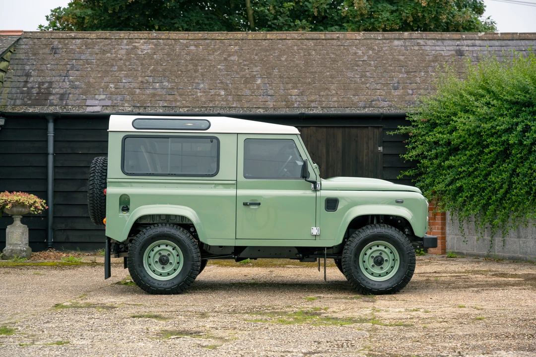 2016 Land Rover Defender 90 - Image 9 of 31