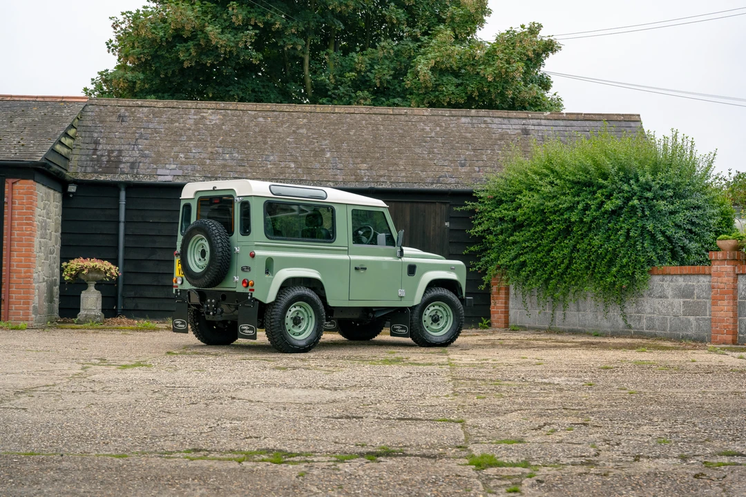 2016 Land Rover Defender 90 - Image 14 of 31