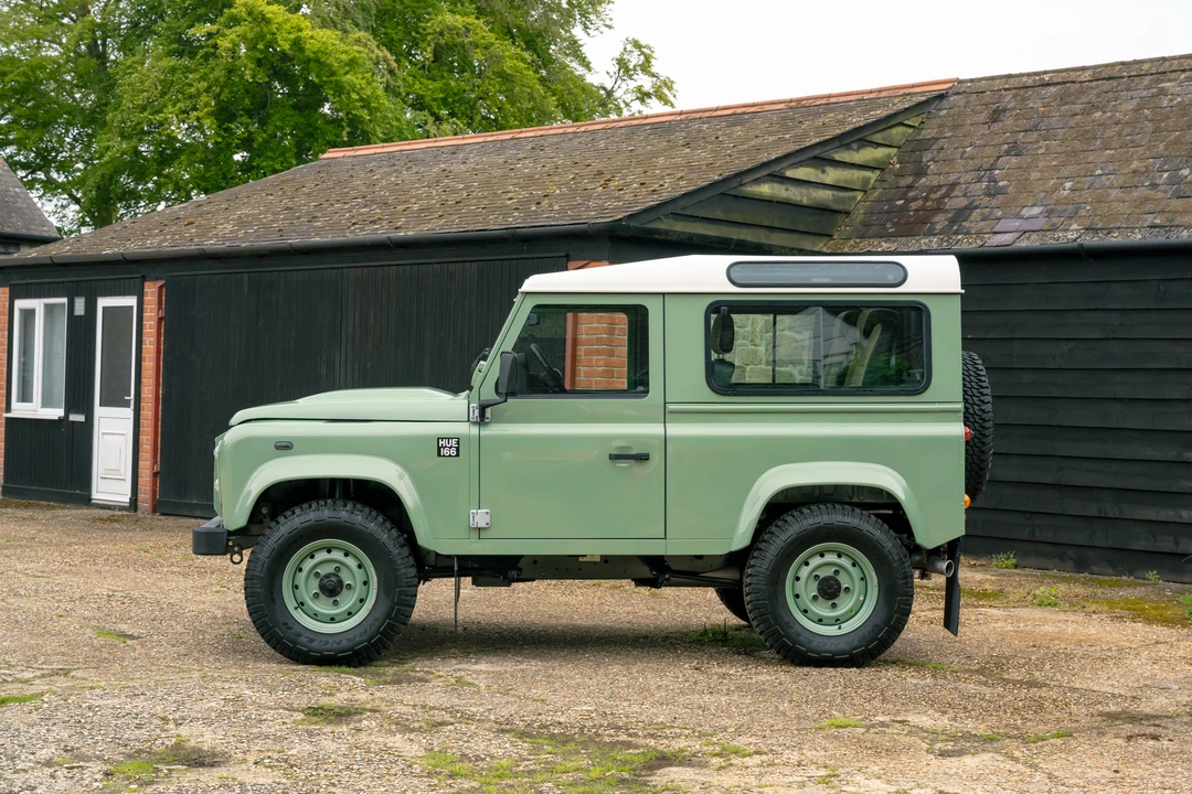 2016 Land Rover Defender 90 - Image 5 of 31