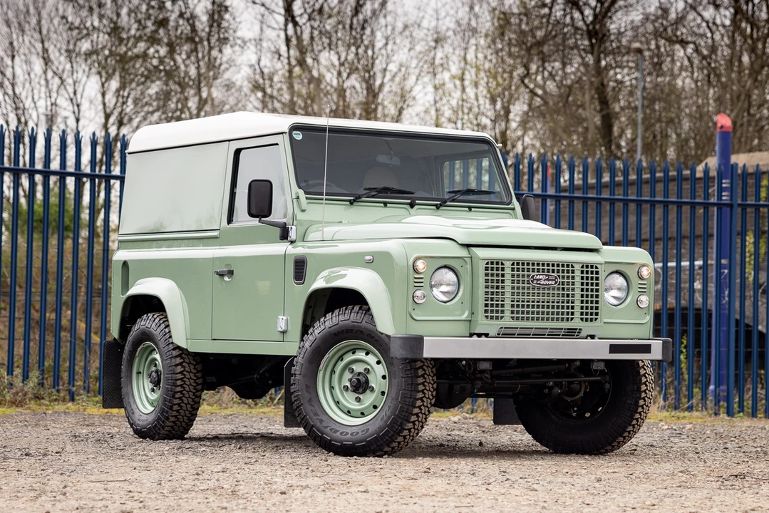 2016 Land Rover Defender 90 - Image 2 of 2