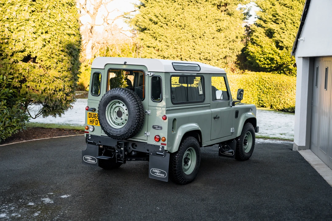 2016 Land Rover Defender 90 - Image 13 of 31
