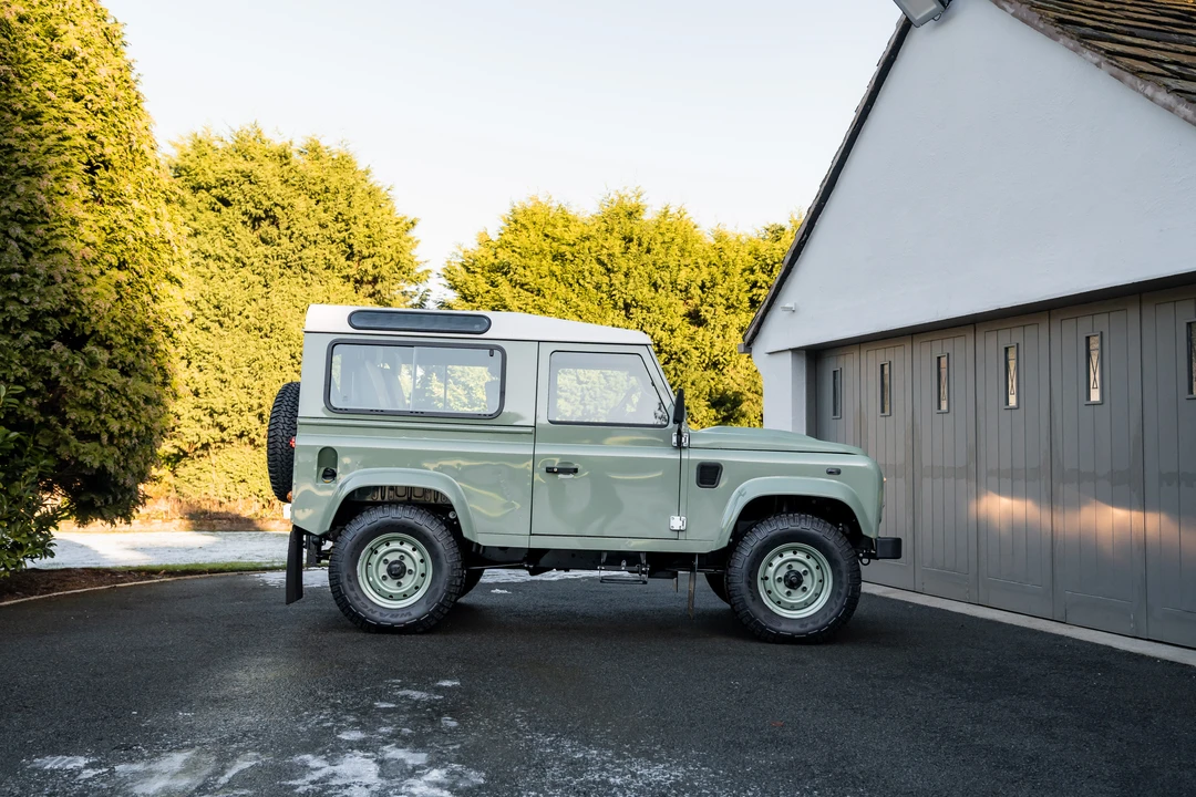 2016 Land Rover Defender 90 - Image 5 of 31