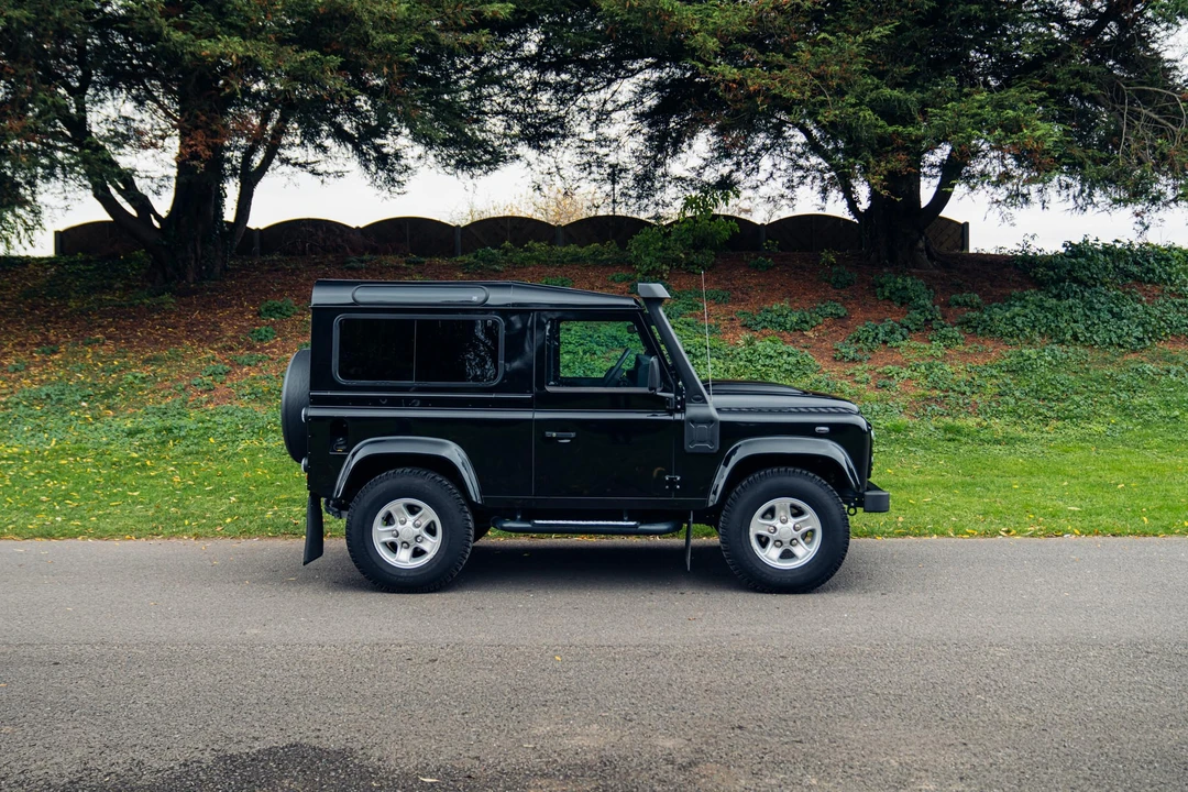 2016 Land Rover Defender 90 - Image 5 of 31