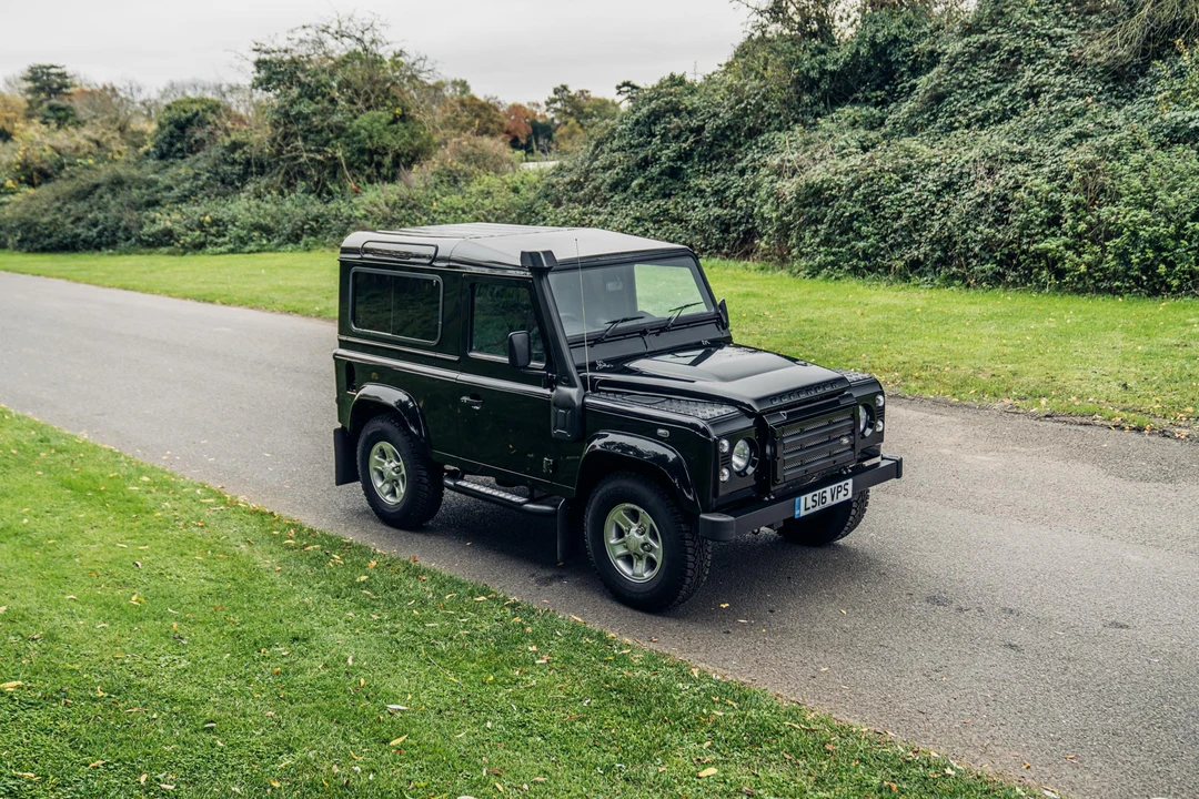 2016 Land Rover Defender 90 - Image 14 of 31