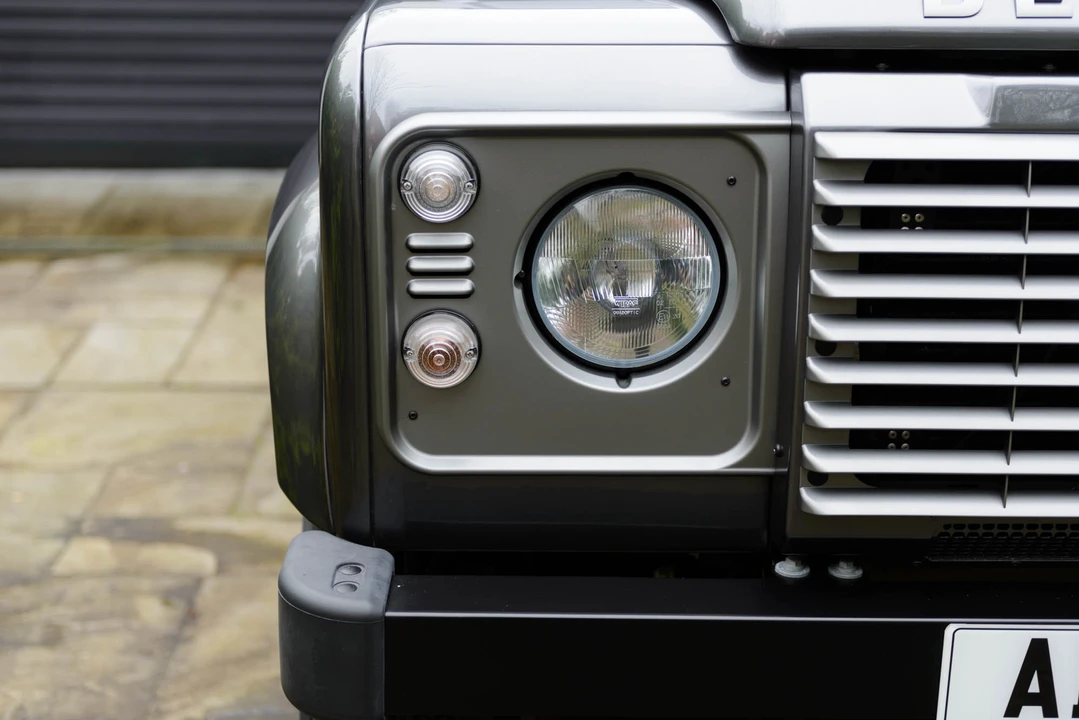 2016 Land Rover Defender 90 - Image 10 of 31