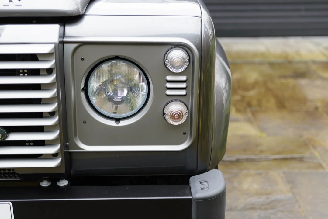 2016 Land Rover Defender 90 - Image 11 of 31