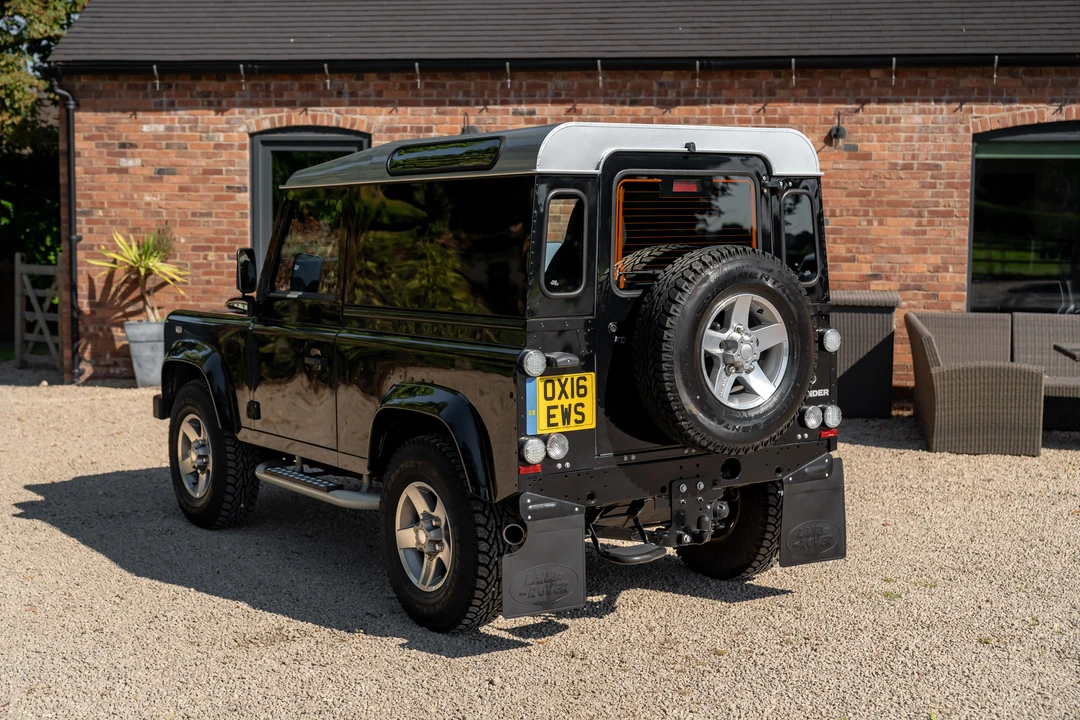 2016 Land Rover Defender 90 - Image 13 of 31