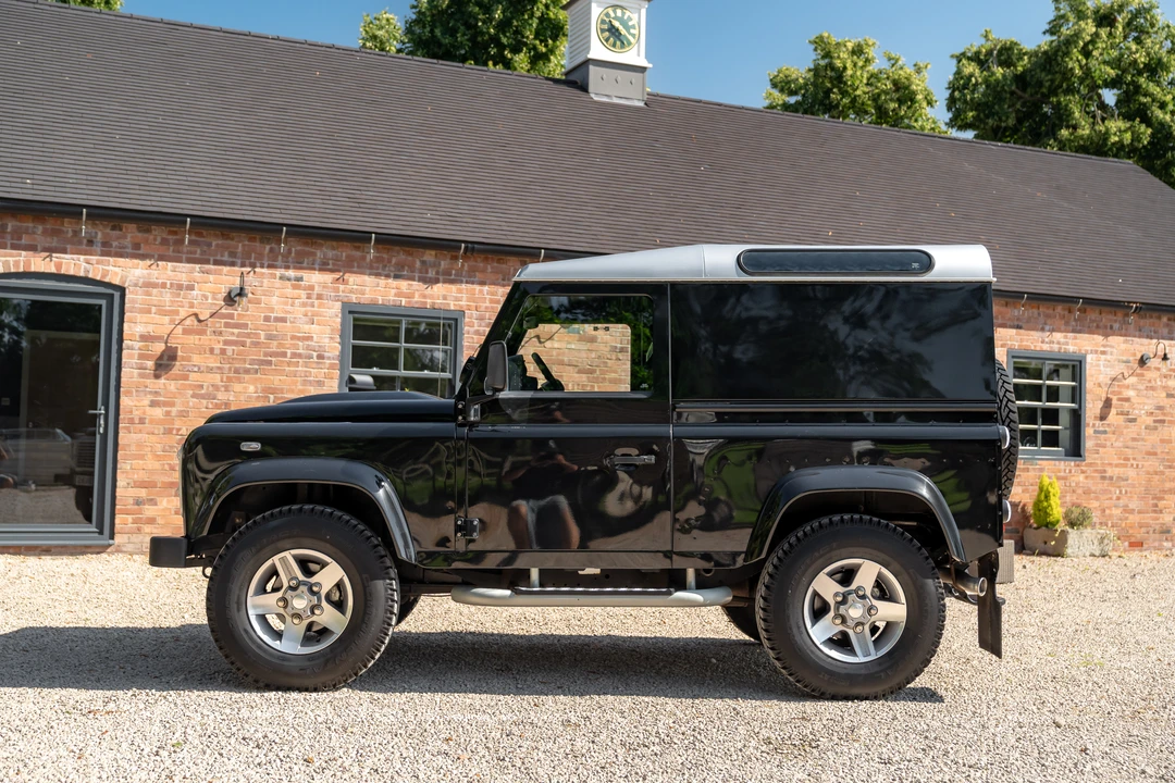 2016 Land Rover Defender 90 - Image 5 of 31