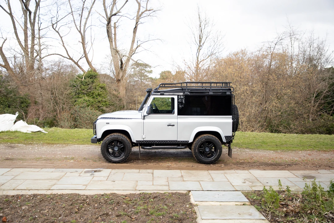 2016 Land Rover Defender 90 - Image 5 of 31