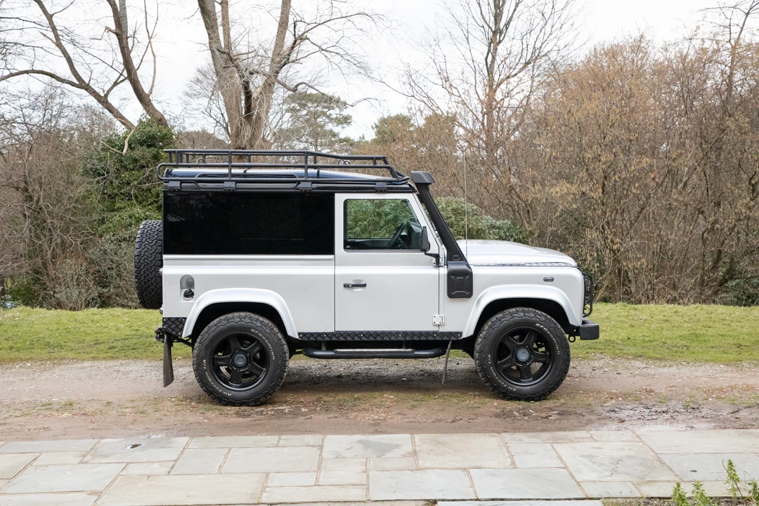 2016 Land Rover Defender 90 - Image 16 of 31