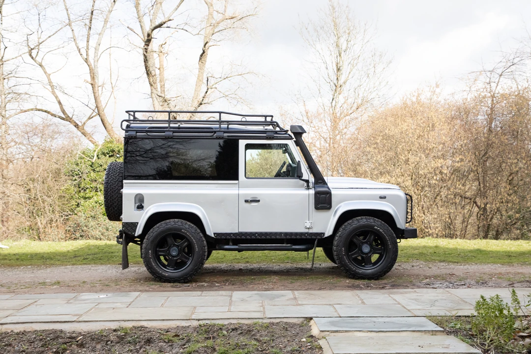 2016 Land Rover Defender 90 - Image 9 of 31